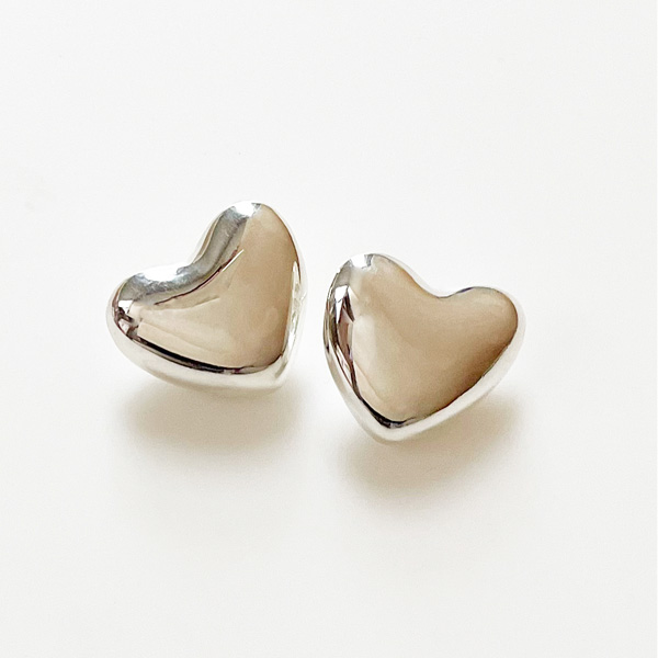 ANNIKA INEZ/Voluptuous Heart Earring, Small in Silver