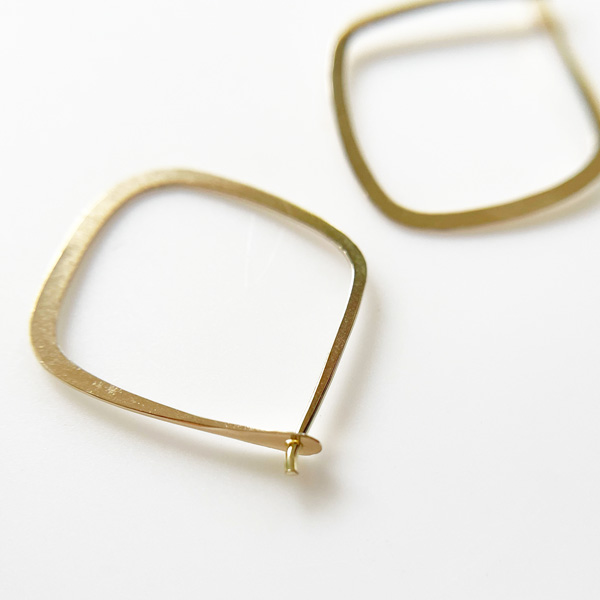 MELISSA JOY MANNING通販｜Small 14 karat yellow gold square hoop