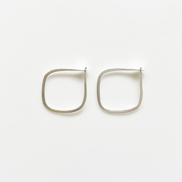 【再入荷】MELISSA JOY MANNING/Small sterling silver square hoop