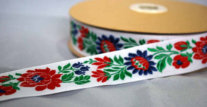 ハンガリーの民族衣装、マチョー柄の刺繍リボンです2.3Cm幅（５０Cm単位の販売になります）【メール便可】