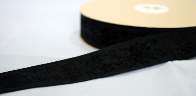 ハンガリーの民族衣装、マチョー柄の刺繍リボンです2.3Cm幅（５０Cm単位の販売になります）【メール便可】