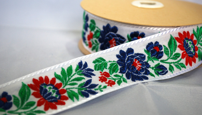 ハンガリーの民族衣装、マチョー柄の刺繍リボンです3.8Cm幅（５０Cm単位の販売になります）【メール便可】