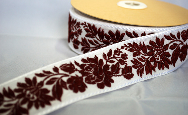 ハンガリーの民族衣装、マチョー柄の刺繍リボンです3.8Cm幅（５０Cm単位の販売になります）【メール便可】