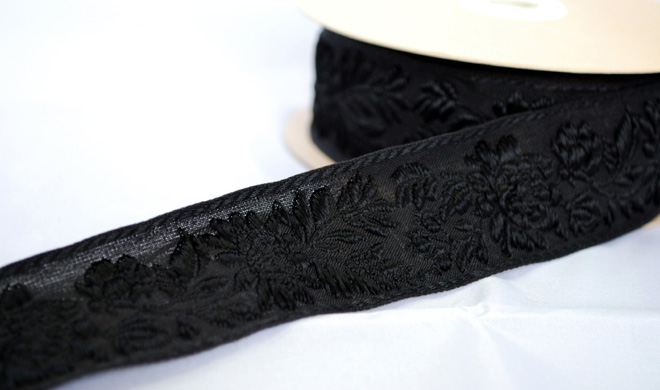 ハンガリーの民族衣装、マチョー柄の刺繍リボンです3.8Cm幅（５０Cm単位の販売になります）【メール便可】