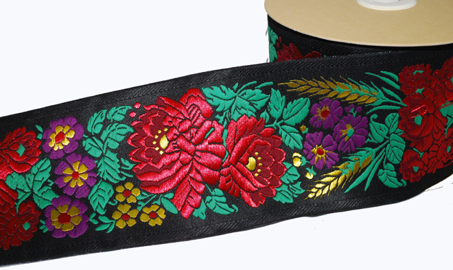 ハンガリーの民族衣装、マチョー柄の刺繍の幅広リボンですです７Cm幅（５０Cm単位の販売になります）【メール便可】