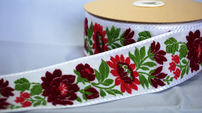 ハンガリーの民族衣装、マチョー柄の刺繍リボンです4.2Cm幅（５０Cm単位の販売になります）【メール便可】