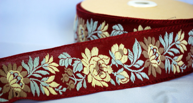 ハンガリーの民族衣装、マチョー柄の刺繍リボンです4.2Cm幅（５０Cm単位の販売になります）【メール便可】