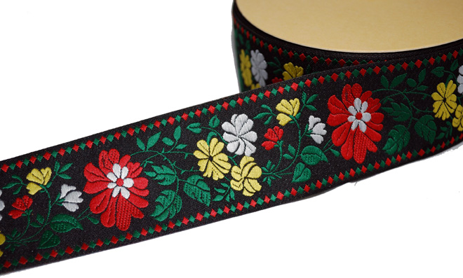 ハンガリーの民族衣装、マチョー柄の刺繍リボンです4.5Cm幅（５０Cm単位の販売になります）【メール便可】