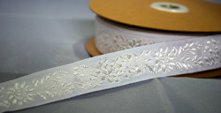 ハンガリーの民族衣装、マチョー柄の刺繍リボンです2.3Cm幅（５０Cm単位の販売になります）【メール便可】