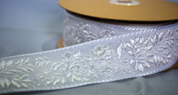 ハンガリーの民族衣装、マチョー柄の刺繍リボンです3.8Cm幅（５０Cm単位の販売になります）【メール便可】