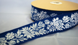ハンガリーの民族衣装、マチョー柄の刺繍リボンです3.8Cm幅（５０Cm単位の販売になります）【メール便可】