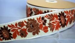 ハンガリーの民族衣装、マチョー柄の刺繍リボンです4.2Cm幅（５０Cm単位の販売になります）【メール便可】