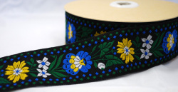 ハンガリーの民族衣装、マチョー柄の刺繍リボンです3.5Cm幅（５０Cm単位の販売になります）【メール便可】