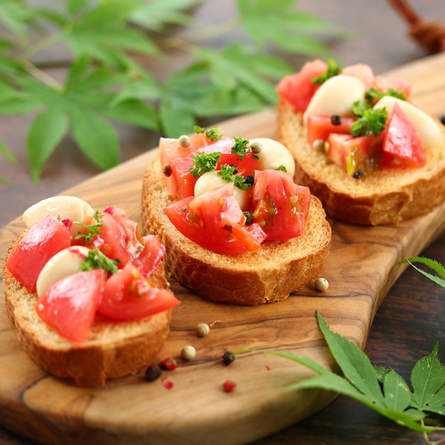 サラダにんにくバジルのブルスケッタ