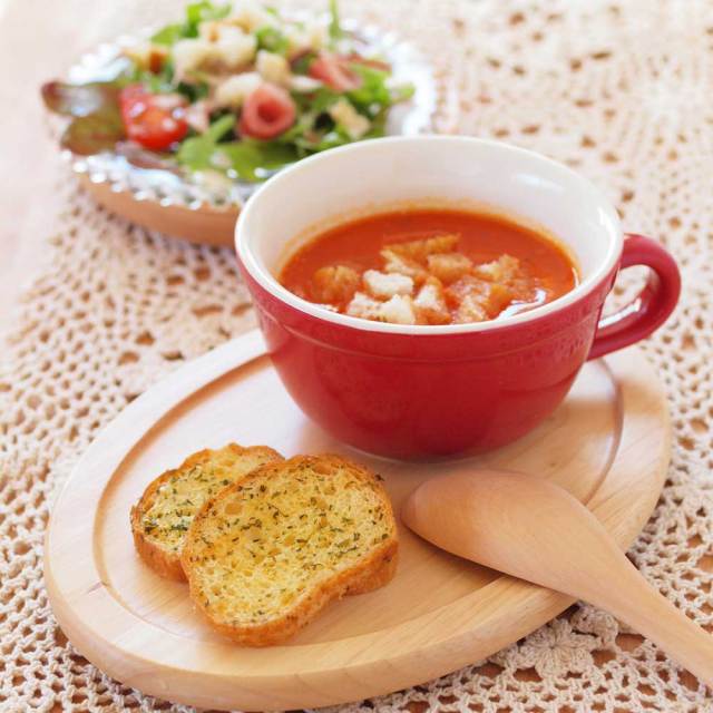 ガーリックラスクをスープにトッピング