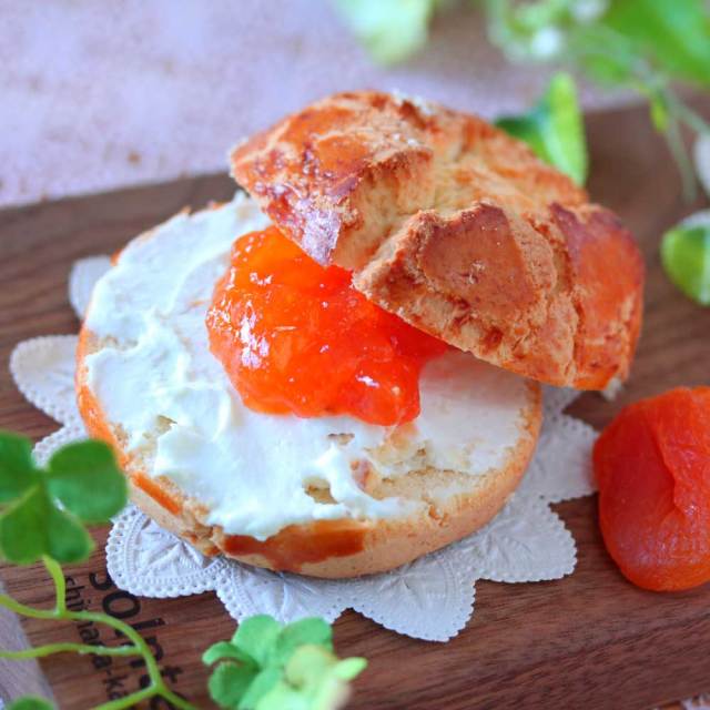 スコーンのあんずジャム添え