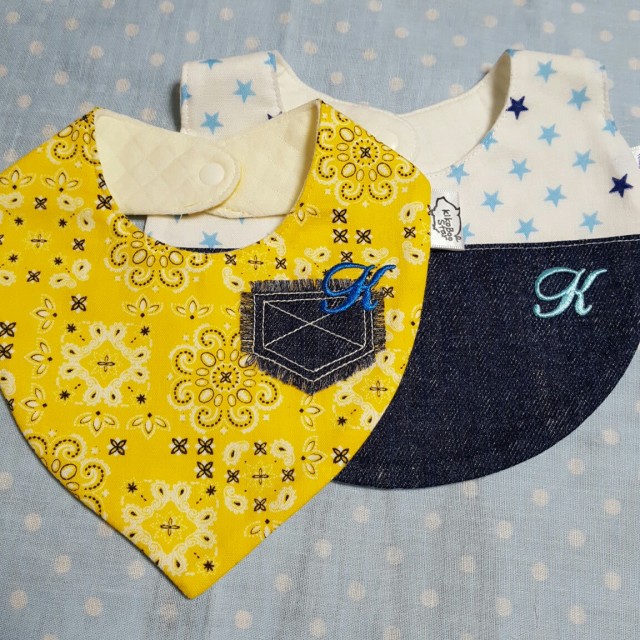 プレゼントにイニシャル刺繍ワッペンのついたスタイ♪