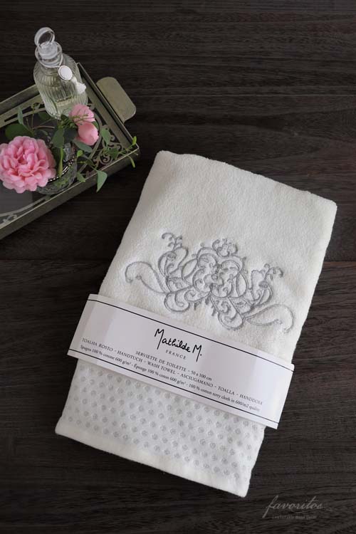 Mathilde M.(マチルドエム)| 刺繍入 フェイスタオル ホワイト 50 x 100 cm Mathilde M.(マチルドエム)| 刺繍入 フェイスタオル ホワイト 50 x 100 cm
