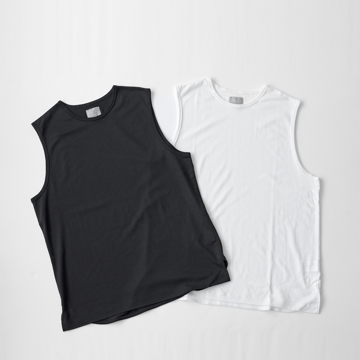 CURLY - MOIST BRIGHT SLEEVELESS TEE