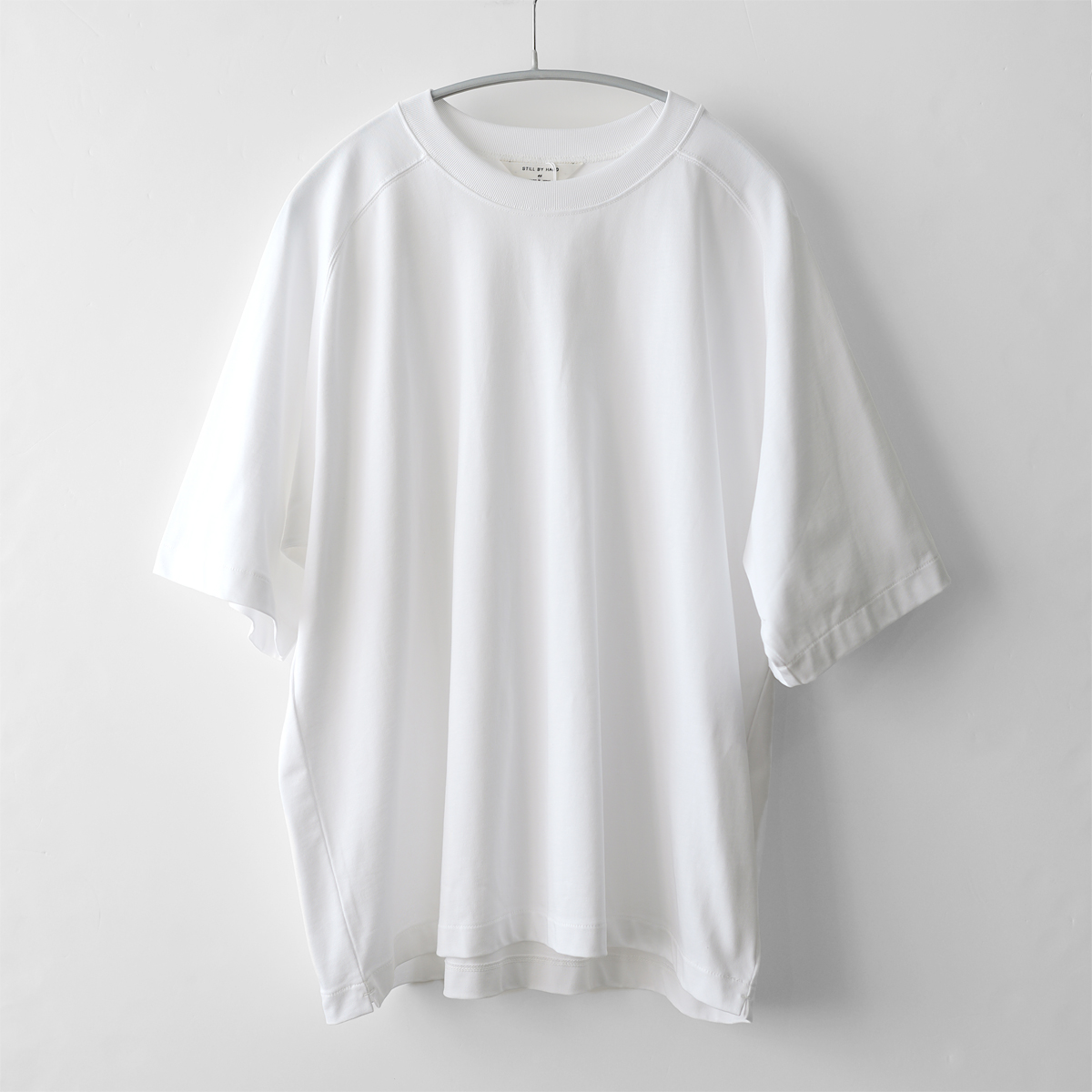 STILL BY HAND - Cotton Saddle Sleeve S/S Tee