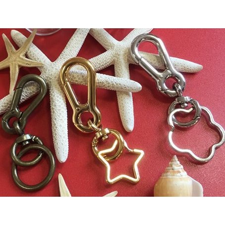 ナスカン ダブルフックナスカン 全長約76ミリと85ミリの2サイズがあります。メッキカラーはシルバー、ゴールド、アンティークとなります。