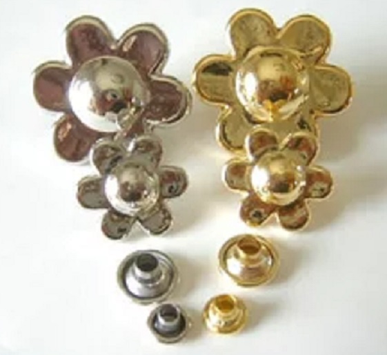 日本製 飾りカシメ 花 U30000。横のサイズ Sサイズ17ミリ、Lサイズ25ミリ。シルバー、ゴールド、があります。