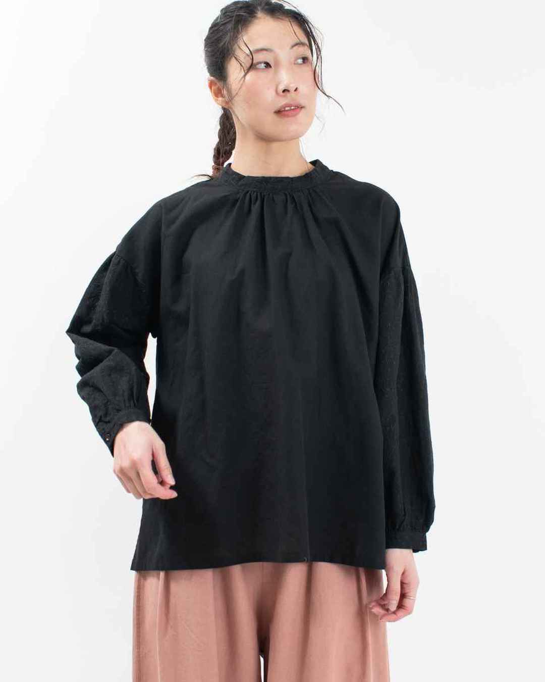 01ESP11031  blue willow コットンリネン部分刺繍ブラウス