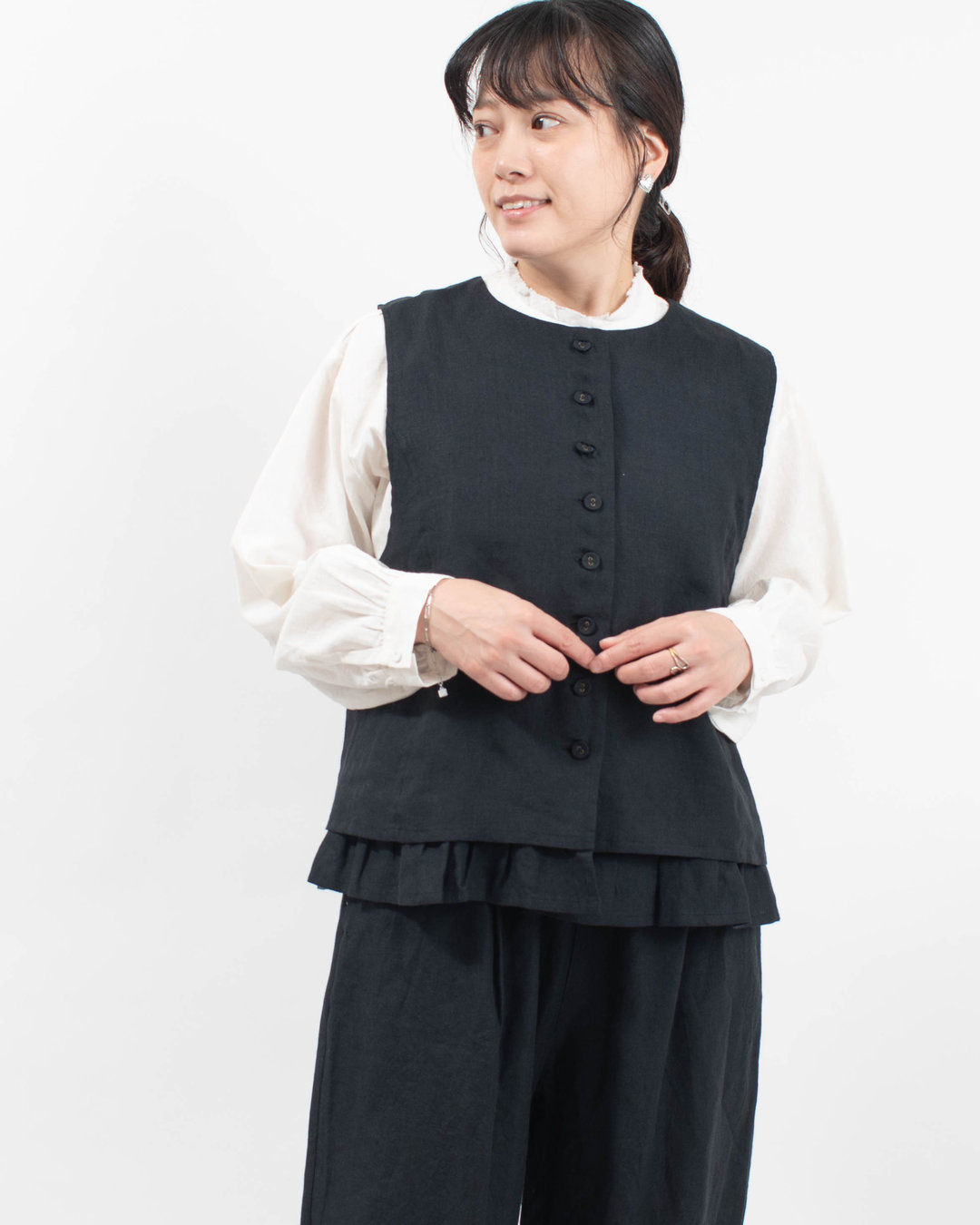 01FFP16424 blue willow リネン裏付き裾フリルベスト