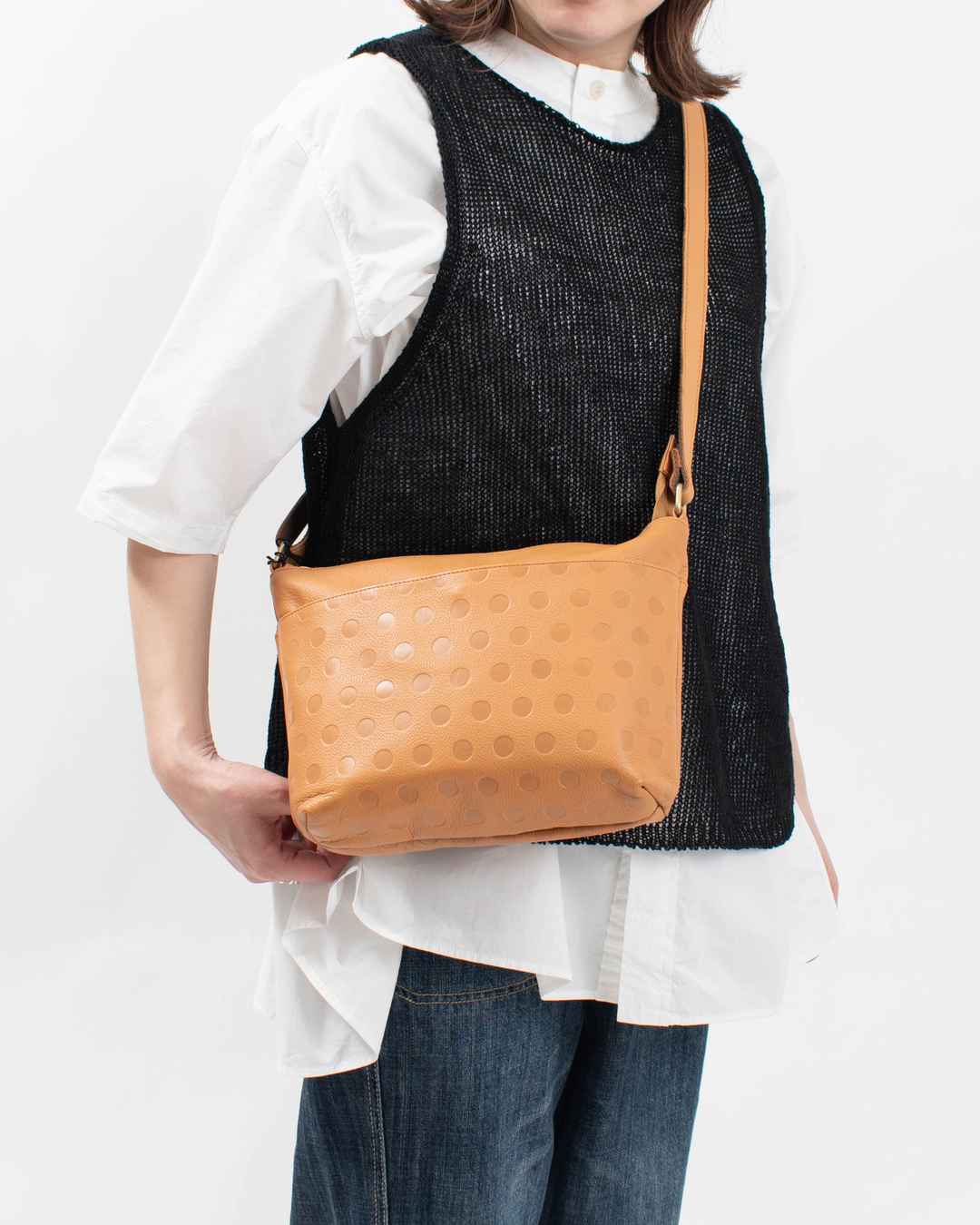 29215　zucchero 水玉型押しショルダーバッグ