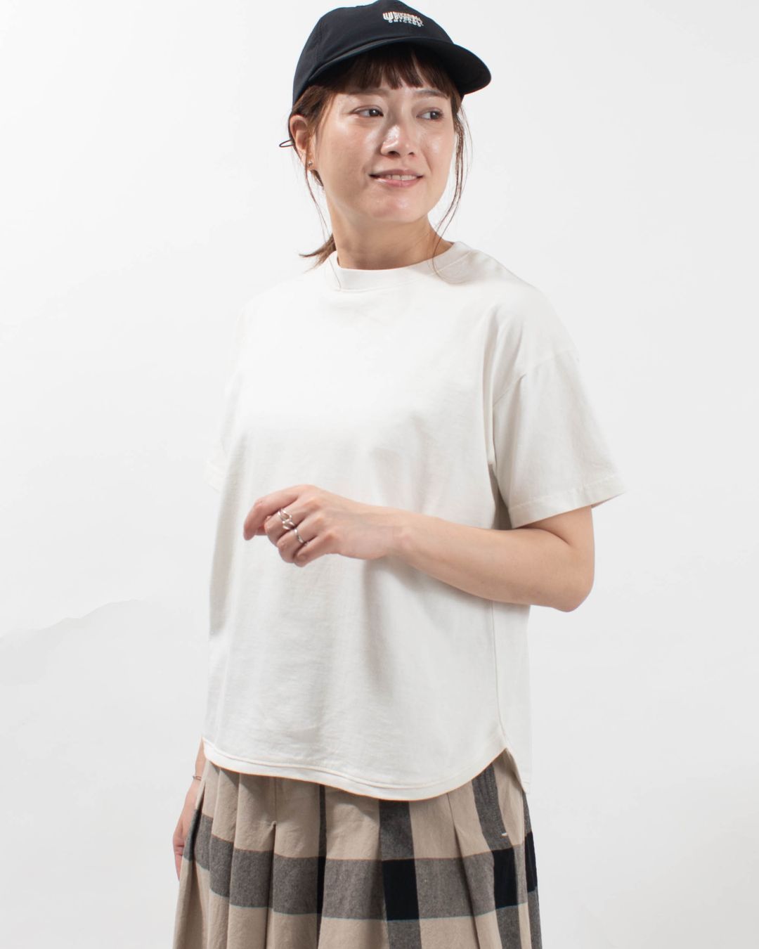 FIRST 襟ぐり小さめ 身幅ゆったり スタンダードなTシャツ