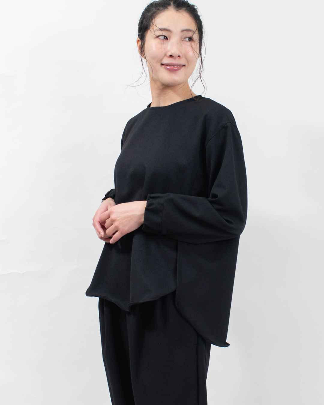 SA-36007  sabbatum ウールライクポリエステル ヘムラウンドブラウス