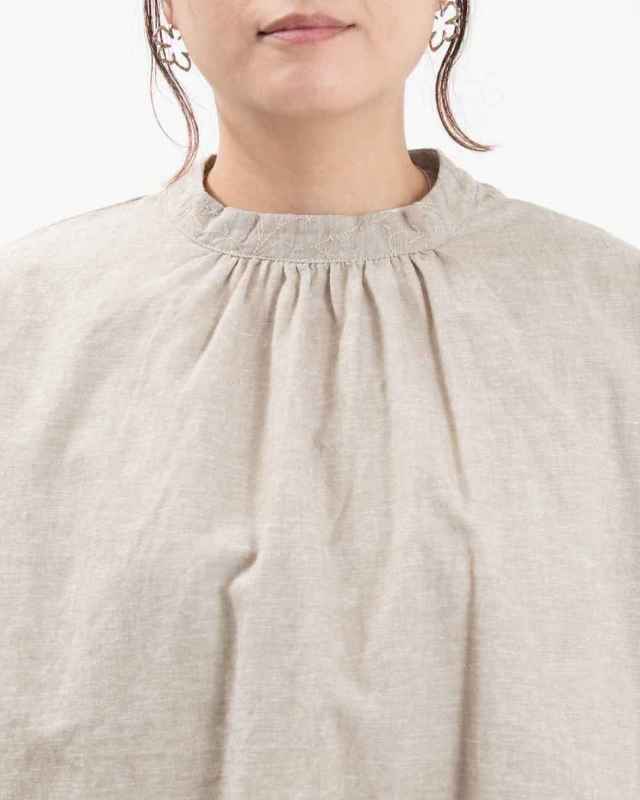 01ESP11031  blue willow コットンリネン部分刺繍ブラウス