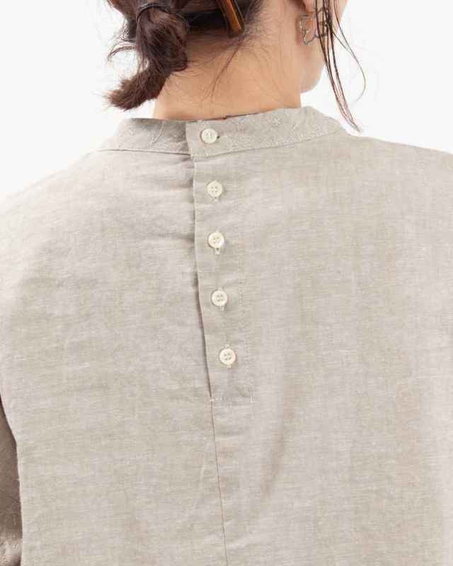 01ESP11031  blue willow コットンリネン部分刺繍ブラウス