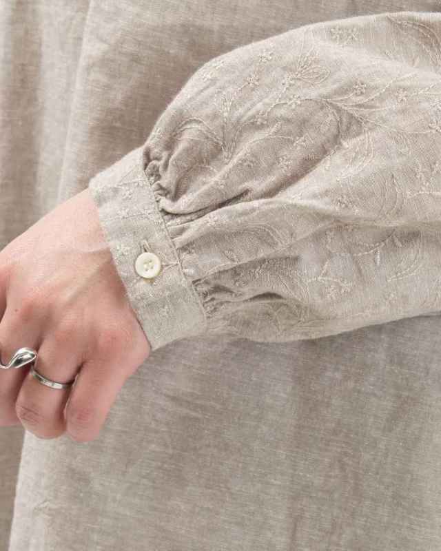 01ESP11031  blue willow コットンリネン部分刺繍ブラウス