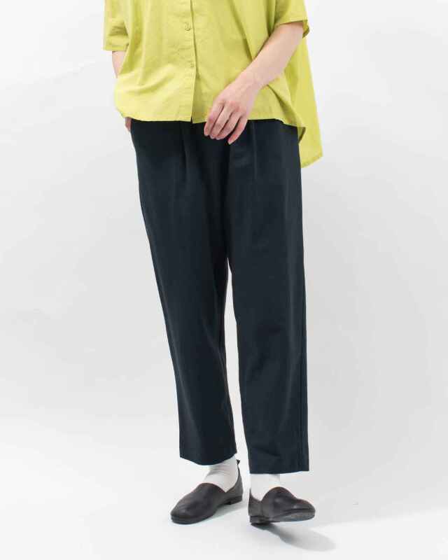 blue willow コットンツイルテーパードパンツ