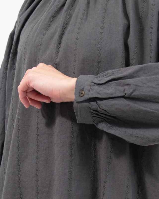 01EWP11540 blue willow コットンリネン総刺繍フリルブラウス