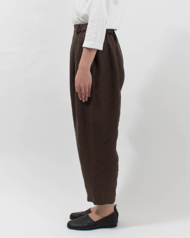 01EWS14622  blue willow リネン太番手タックテーパードパンツ