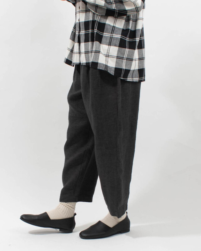 blue willow リネン太番手タックテーパードパンツ