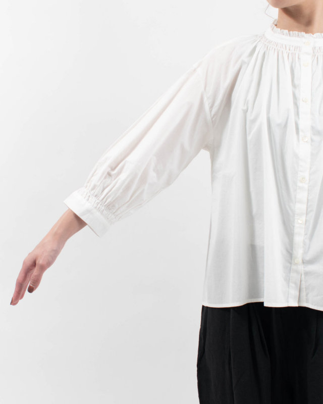 01FFP11418 blue willow コットン細番手フリルシャーリングブラウス