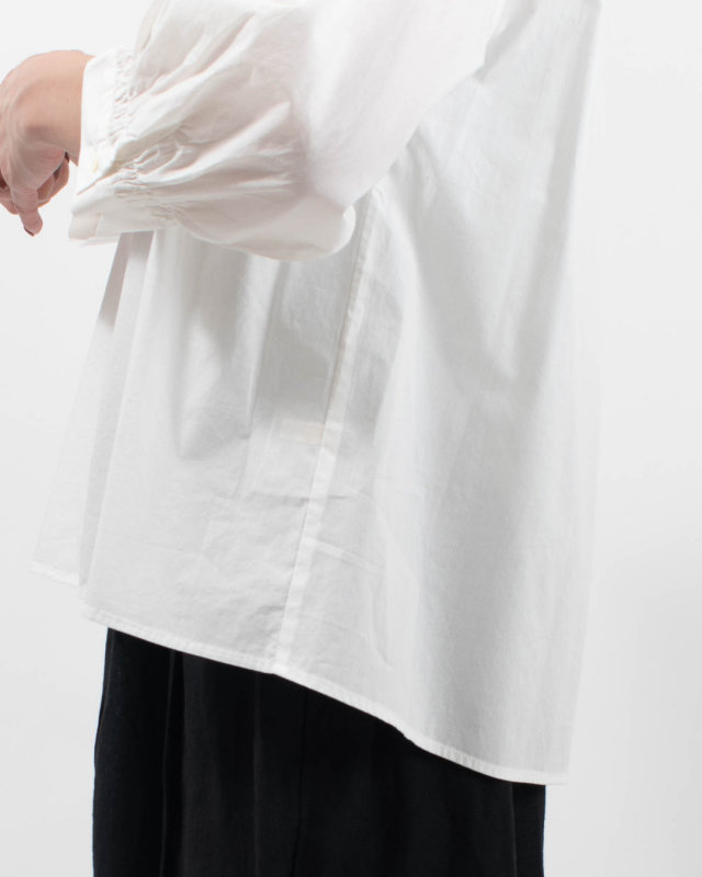 01FFP11418 blue willow コットン細番手フリルシャーリングブラウス