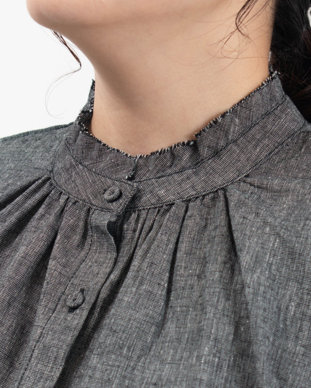01FFP11436 blue willow コットンリネン衿裁ち切りフリルブラウス