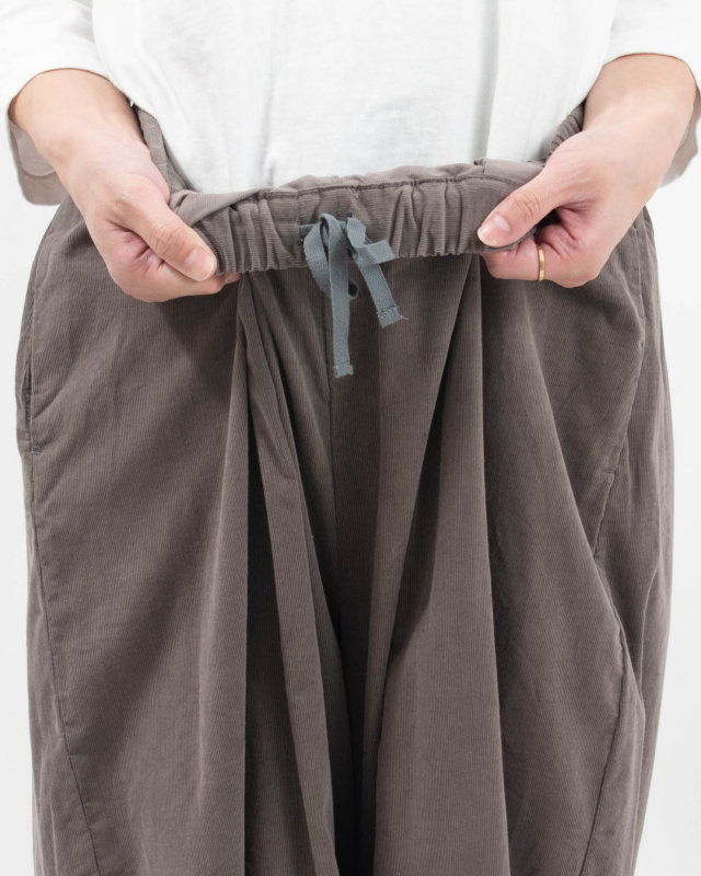 01FFP14439 blue willow 細コーデュロイバルーンパンツ