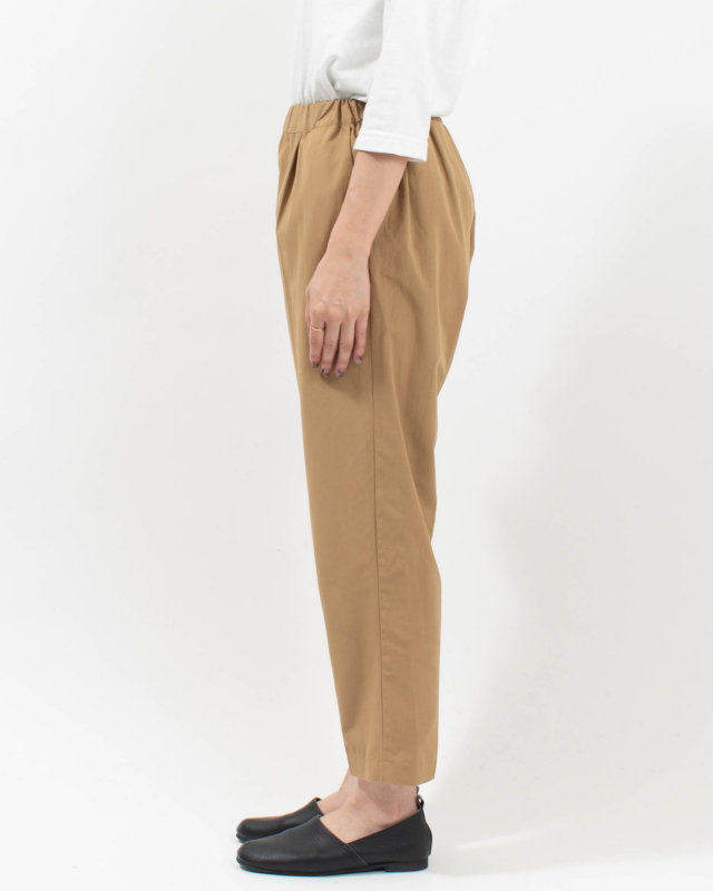 01FFP14445 blue willow ポリエステルコットンセンタープレステーパードパンツ