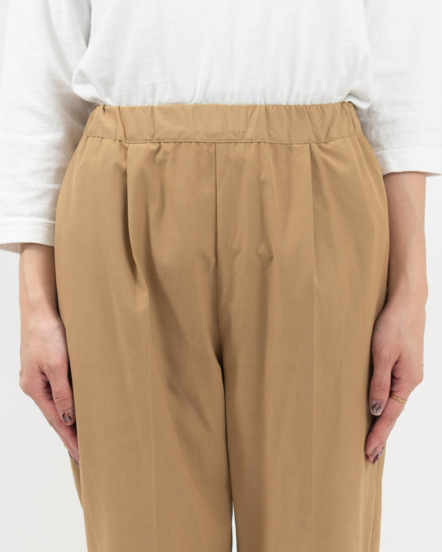 01FFP14445 blue willow ポリエステルコットンセンタープレステーパードパンツ