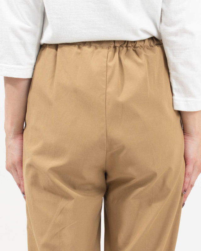 01FFP14445 blue willow ポリエステルコットンセンタープレステーパードパンツ