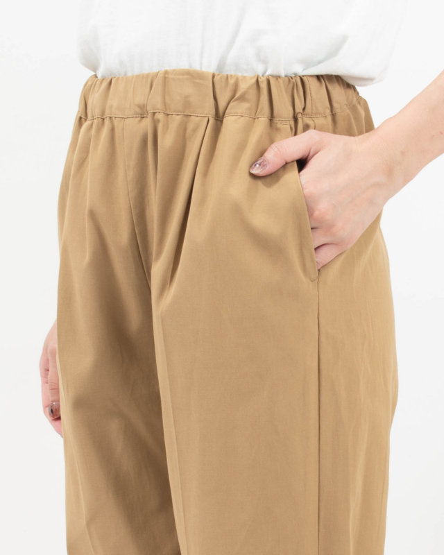 01FFP14445 blue willow ポリエステルコットンセンタープレステーパードパンツ