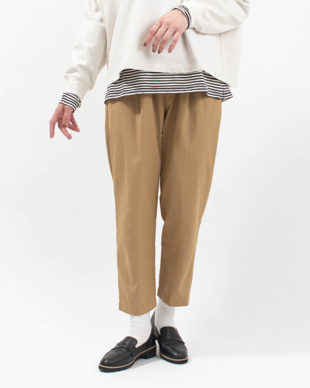 01FFP14445 blue willow ポリエステルコットンセンタープレステーパードパンツ