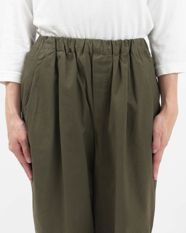 01FWP14503 blue willow コットンツイル タックテーパードパンツ
