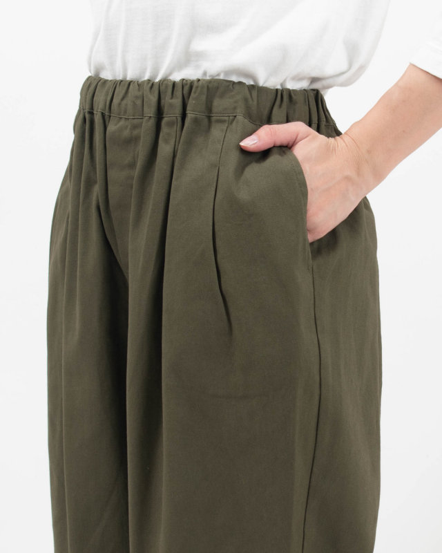 01FWP14503 blue willow コットンツイル タックテーパードパンツ