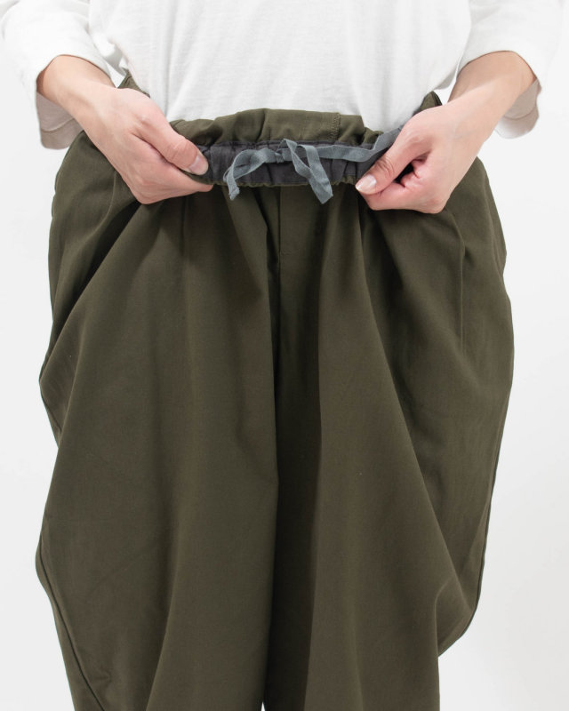 01FWP14503 blue willow コットンツイル タックテーパードパンツ